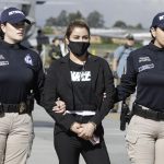 Nini Johana Úsuga David (c), hermana de Dairo Antonio Úsuga, alias "Otoniel", conocida con el alias de "La Negra", está señalada de hacer parte de una organización trasnacional de tráfico de drogas y era, además, la encargada de "dinamizar las rentas criminales obtenidas del narcotráfico" del Clan del Golfo, la principal banda criminal del país, detalló la policía en un comunicado. EFE/ Carlos Ortega