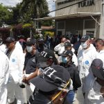 Expertos forenses del Cuerpo Técnico de Investigación CTI ingresan a la cárcel de Tuluá, hoy, en Tuluá, departamento de Valle del Cauca .. EFE/ Ernesto Guzmán Jr.