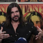 El músico y cantante colombiano, Juanes, durante la entrevista que ha ofrecido a EFE en su paso por España, donde esta semana iniciará una gira por Europa para presentar su más reciente disco, "Origen" (2021). EFE / Fernando Alvarado.