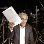 El presidente de la Comisión de la Verdad de Colombia, el sacerdote jesuita Francisco De Roux, presenta el informe final construido por la Comisión, hoy en Bogotá. EFE Mauricio Dueñas Castañeda