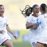 Deyna Castellanos (d) de Venezuela celebra un gol ante Uruguay hoy, en un partido del grupo B de la Copa América Femenina en el estadio Centenario en Armenia (Colombia). EFE/Ernesto Guzmán Jr.
