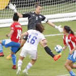 Rebeca Fernández (i) de Paraguay enfrenta a la arquera Claudia Endler (c) de Chile hoy, en un partido del grupo A de la Copa América Femenina en el estadio Pascual Guerrero en Cali EFE/Ernesto Guzmán Jr.