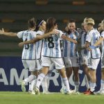 Argentina logró su primer triunfo y mantiene vivo su sueño
