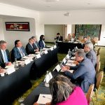 Luis Fernando Velasco Chaves Acompaño como representante del Gobierno electo el encuentro con delegados del Gobierno de los EE.UU para trazar una ruta y unir esfuerzos en torno a la implementación del acuerdo de paz.Encuentro preparatorio para la visita del Gobierno estadounidense próximamente.