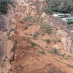 Al menos dos personas muertas -una niña de dos años y una mujer de 30-, dejó este miércoles el derrumbe de una ladera en un caserío cercano a Medellín