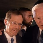 El presidente de EEUU, Joe Biden, y el presidente de Israel, Isaac Herzog, visitaron el Salón del Recuerdo en el Museo Conmemorativo del Holocausto Yad Vashem en Jerusalén el 13 de julio de 2022. Foto Oficina de Prensa del Gobierno de Israel - Handout Agencia Anadolu –