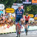 El ciclista danés Mads Pedersen (L) de Trek Segafredo celebra al cruzar la línea de meta por delante del ciclista británico Fred Wright (C) de Bahrain Victorious y el canadiense Hugo Houle (R ) de Israel Premier Tech durante la 13ª etapa del Tour de Francia 2022 de 192,6 km desde Le Bourg d'Oisans hasta Saint-Etienne, Francia. ©A.S.O. / Charly Lopez