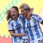Jugadoras celebran que Argentina goleó por 4-0 a Uruguay en la tercera jornada del Grupo B