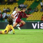 Deyna Castellanos de Venezuela anota uno de los goles con los que se impusieros 0-2 a Perú