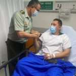 El director de la Policía, el general Jorge Luis Vargas visita a uno de los policias heridos en Cañasgordas, Antioquia