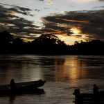 Un atardecer en el río Guayabero en La Macarena, departamento del Meta. El majestuoso río en el que Mirabel y su abuela Alma sellaron su reconciliación en la película "Encanto" exhibe con mayor intensidad sus colores para afirmarse como una joya de ecoturismo en Colombia con un potencial aún por explorar entre sus cristalinas aguas y mágicas algas. EFE/ Luis Eduardo Noriega A.