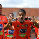 Envigado salvó un punto en casa gracias a una volea del mediocampista Juan Zapata en el cuarto minuto de reposición del segundo tiempo que le permitió al cuadro naranja igualar a dos goles ante Alianza Petrolera .Foto DIMAYOR