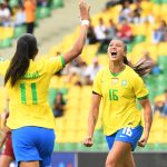 Bia Zaneratto de Brasil celebra un gol contra Venezuela hoy, en un partido del grupo B de la Copa América Femenina en el estadio Centenario en Armenia