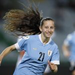 Belén Aquino de Uruguay celebra un gol ante Perú hoy, en un partido del grupo B de la Copa América Femenina en el estadio Centenario en Armenia (Colombia). EFE/Ernesto Guzmán Jr.