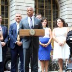 El alcalde de Nueva York, Eric Edams (c), habla junto a la cónsul de Colombia en Nueva York, Susana Berenguer (i), la senadora estatal Jessica Ramos (3-d) y las asambleístas Natalia Fernández (2-d) y Catalina Cruz (d), todas colombianas, durante una ceremonia de izado de la bandera colombiana por el día de la Independencia del país celebrada hoy en Bowling Street en Nueva York. EFE/Jorge Fuentelsaz