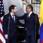 El presidente electo de Colombia, Gustavo Petro (d), saluda a Jonathan Finer, secretario principal adjunto de seguridad nacional de Estados Unidos , luego de un encuentro bilateral hoy en Bogotá . EFE/Carlos Ortega