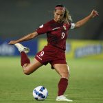 Deyna Castellanos de Venezuela ha anotado dos tantos en la Copa América y aunque tiene el sinsabor de no haber podido ayudar a evitar las caídas ante Brasil por 0-4 y Argentina por 0-1, confía en que su puntería ayude a Venezuela a superar a Chile este domingo para llegar por la repesca al Mundial de 2023. EFE/Luis Eduardo Noriega A.