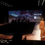 Cambiar armas por máquinas de coser para confeccionar paz tiene a excombatientes de las Farc exhibiendo sus creaciones en la feria Colombiamoda + Colombiatex 2022, que este martes, en su primera jornada, propagó un mensaje de moda consciente en sus pasarelas y estands. EFE/ Luis Eduardo Noriega A.