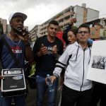 El cuerpo del cantautor Darío Gómez permanecerá en cámara ardiente desde este miércoles a las 9:00 p.m. y hasta el sábado 30 de julio a las 11:00 a.m. para que sus seguidores puedan darle el último adiós, por disposición de la familia del artista. El "Rey del despecho" falleció este martes en Medellín a los 71 años de edad en la Clínica Las Américas. EFE/ Luis Eduardo Noriega A.