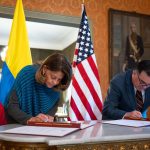 La Vicepresidente y Ministra de Relaciones Exteriores, Marta Lucía Ramírez y el Encargado de Negocios de la Embajada de Estados Unidos en Colombia, Francisco Palmieri, firmaron el Protocolo de Enmienda al Acuerdo de Transporte Aéreo entre la República de Colombia y los Estados Unidos de América.Foto Cancilleria