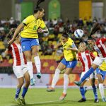 María Martínez (d) de Paraguay disputa un balón con Bia Zaneratto (i) y Rafaelle (c) de Brasil, el 26 de julio de 2022, durante un partido de las semifinales de la Copa América Femenina disputado entre Brasil y Paraguay, en el estadio Alfonso López en Bucaramanga.. EFE/ Mauricio Dueñas Castañeda