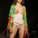 Una modelo desfila durante la pasarela "Natuverso" de la Universidad de Medellín hoy, en Colombiatex + Colombiamoda 2022, en Medellín. EFE/ Luis Eduardo Noriega A.