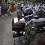 Integrantes del Ejército llevan el féretro con el cuerpo del cantante colombiano Darío Gómez rumbo a su entierro en el cementerio Campos de Paz, hoy, en Medellín.EFE/ Luis Eduardo Noriega