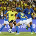 Leicy Santos (i) de Colombia disputa el balón con Luana de Brasil hoy, en la final de la Copa América Femenina entre Colombia y Brasil en el estadio Alfonso López en Bucaramanga (Colombia). EFE/Mauricio Dueñas Castañeda