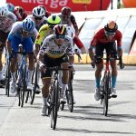Sergio Higuita (frente) de Columbia, de Bora-hansgrohe, corre hasta la línea de meta para ganar la tercera etapa de la 79ª carrera ciclista Tour de Polonia, sureste de Polonia, 01 de agosto de 2022. (Ciclismo , Polonia) EFE/EPA/Darek Delmanowicz POLONIA FUERA