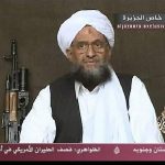 El egipcio Ayman al Zawahiri era un médico al que sus compañeros de facultad calificaban de tímido que llegó a convertirse en uno de los terroristas más buscados del mundo, el líder de la red Al Qaeda. Tras la muerte del saudí Bin Laden, fundador de Al Qaeda, Al Zawahiri tomó el mando de la organización, que se vio reducida a una red con muchas ramas pero sin un liderazgo central, debilitada por las sucesivas pérdidas de sus comandantes y la supuesta mala salud del egipcio. EFE/ Ho / Al Jazeera ARCHIVO /