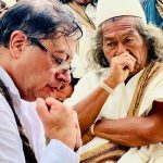 El presidente electo de Colombia, Gustavo Petro, recibió este jueves la bendición de los indígenas arhuacos en una visita a la Sierra de Santa Marta, un día después de recorrer Caño Cristales, en la Sierra de la Macarena, para tomar la fotografía oficial a pocos días de la ceremonia de investidura. Foto Oficina de Prensa  Presidente Petro.