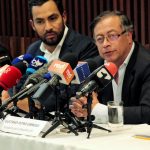 El presidente electo Gustavo Petro, recibe el documento elaborado por plataformas de derechos humanos y organizaciones sociales, con un plan de choque para la protección de líderes sociales en Colombia, en las instalaciones del Centro de Memoria, Paz y Reconciliación. Foto Centro de Memoria, Paz y Reconciliación