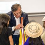 El presidente Gustavom Petro dialoga con una niña idigena