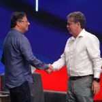 El presidente Gustavo Petro saluda a Bruce Mac Master durante el 7° Congreso Empresarial Colombiano y 78. Asamblea de afiliados de la ANDI