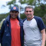 El director técnico Carlos Paniagua posa en la foto con Luis Fernando Suárez director técnico del seleccionado de mayores de Costa Rica