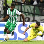Andrés Román de Nacional disputa el balón con Bruno Teliz del Bucaramanga durante partido entre Atlético Nacional y Atlético Bucaramanga por la fecha 9 como parte de la Liga BetPlay DIMAYOR II 2022 jugado en el estadio Atanasio Girardot de la ciudad de Medellín. Foto: VizzorImage / Luis Benavides / Cont