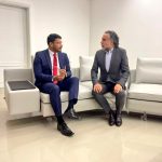 El Embajador de Colombia, Armando Benedetti llegó a Caracas y fue recibido por el Viceministro de América de la Cancillería Venezolana, Viceministro de América de la Cancillería Venezolana Rander Peña