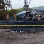 Al menos 18 muertos en accidente vial en el estado de Tamaulipas, MéxicoBomberos enfrían los restos del autobús siniestrado en el municipio de Hidalgo, estado de Tamaulipas, México, el 10 de septiembre de 2022. (Guardia Nacional de Carreteras, GNC, de México)