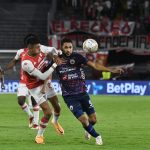 Independiente Santa Fe cerró la jornada del sábado de la Liga Betplay y lo hizo con toda después de vencer 2-1 al Deportivo Pasto, el equipo que no logró manterner el resultado y perdió tres puntos importantes que representan varias cosas sobre la tabla de posiciones. Foto Dimayor