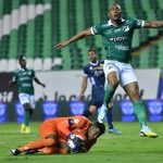 Deportivo Cali empató 1-1 con Atlético Bucaramanga en el cierre de la jornada dominical de la fecha 11 en la Liga BetPlay Dimayor II 2022 y aunque rescató un punto sigue complicándose en el campeonato. Óscar Segura marcó por los vallecaucanos y Johan Caballero por los santandereanos. Foto Dimayor