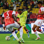 El Atlético Bucaramanga  venció 2-1 a Independiente Santa fe y sigue en la pelea por clasificar a la siguiente ronda de la Liga 2022-II Foto DIMAYOR