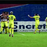 Sherman Cárdenas y Dayro Moreno volvieron a destacarse en Bucaramanga y fueron los gestores de la jugada del gol de la victoria. A pesar de quedarse con diez jugadores en la parte complementaria, lograron tres puntos que lo acercan al grupo de los 8. Foto DIMAYOR