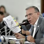 El coordinador ponente, ROY BARRERAS, celebró su aprobación de la Reforma política en primer debate celebró su aprobación y afirmó que este acto legislativo tiene dos cambios fundamentales: lo primero es que cierra las listas para evitar la compra y venta de votos