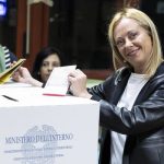 La líder del partido italiano de extrema derecha "Fratelli d'Italia" (Hermanos de Italia), Giorgia Meloni, llega para emitir su voto en un colegio electoral el 25 de septiembre de 2022 en Roma, 
 Foto ANSA/MASSIMO PERCOSSI