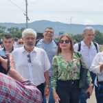 Los ministros colombianos de Transporte, Guillermo Reyes, y el ministro de Industria y Turismo, Germán Umaña, asistieron al puente Simón Bolívar, en la frontera entre Colombia y Venezuela, a pocas horas de la reapertura del área limítrofe. Foto Diario El Universal