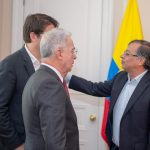 El presidente Gustavo Petro dialoga con el expresidente Álvaro Uribe y el senador Miguel Uribe del Centro Democrático. Foto Presidencia