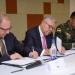 El ministro de Justicia y del Derecho, Néstor Iván Osuna Patiño, y Brian Harris, director de la Sección de Asuntos Antinarcóticos y Aplicación de la Ley -INL. de la Embajada de los Estados Unidos en Colombia, suscribieron un acuerdo de colaboración para la investigación y prevención de casos de corrupción de servidores del Instituto Nacional Penitenciario y Carcelario -INPEC- que laboran en el pabellón de alta seguridad del Complejo Penitenciario y Carcelario 'La Picota'. Foto Minjusticia