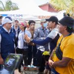 El Defensor del pueblo Carlos Camargo Assis con migrantes en Necoclí, Antioquia,