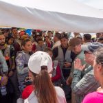El embajador (e) de Estados Unidos en Colombia,Francisco Palmieri le explicó a los migrantes en Necoclí, Urabá, que la frontera ya está cerrada y que no es verdad que se abra en 90 días. Foto Embajada Americana en Colombia