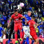 Millonarios y Patriotas, tras una noche llena de polémicas arbitrales, empataron 0-0 en el estadio El Campín, en juego que decretó el descenso de los boyacenses y aplazó una fecha más la clasificación de los bogotanos a los cuadrangulares finales del fútbol colombiano. Foto Dimayor